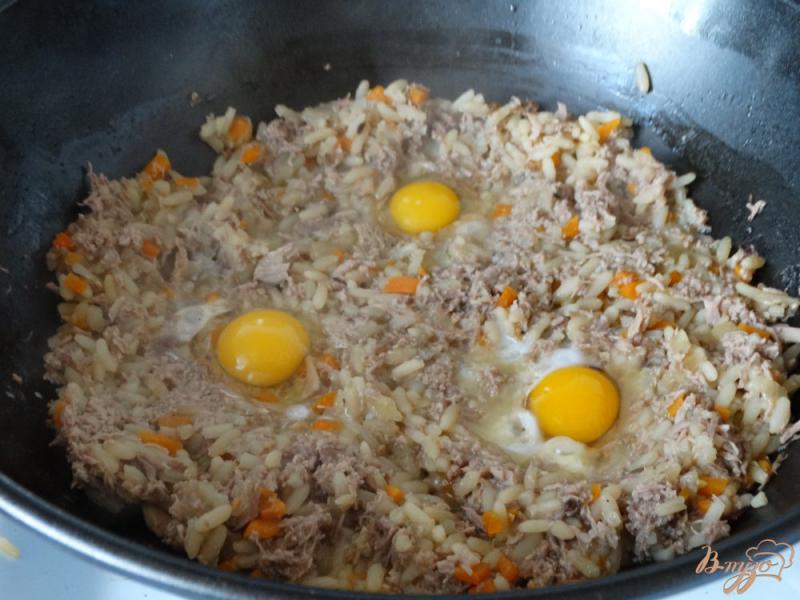 Фото приготовление рецепта: Плов с отварной говядиной и перепелиными яйцами шаг №4
