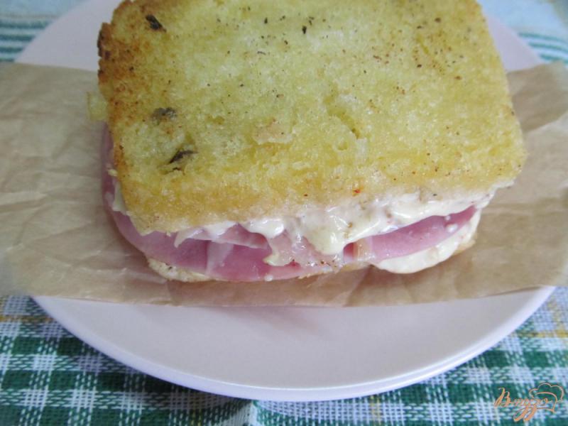 Фото приготовление рецепта: Сэндвич крок месье шаг №11