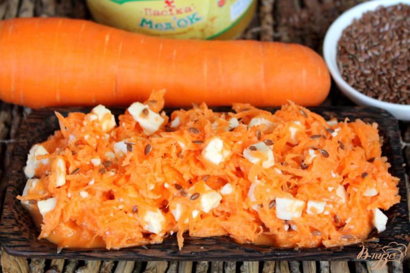 Фото приготовление рецепта: Морковный салат с адыгейским сыром и медом шаг №6