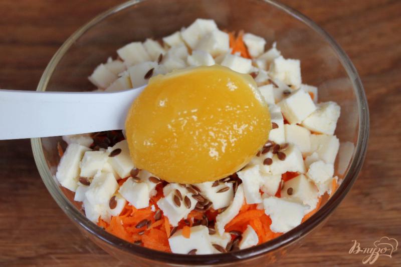 Фото приготовление рецепта: Морковный салат с адыгейским сыром и медом шаг №4