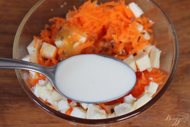 Фото приготовление рецепта: Морковный салат с адыгейским сыром и медом шаг №5