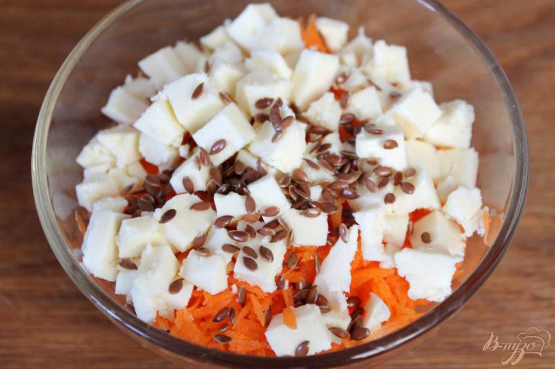 Фото приготовление рецепта: Морковный салат с адыгейским сыром и медом шаг №3