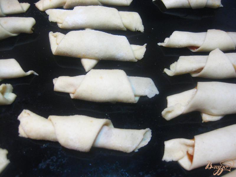 Фото приготовление рецепта: Рогалики дрожжевые с вареньем шаг №12