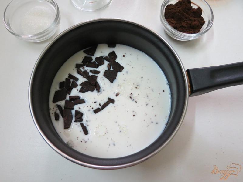 Фото приготовление рецепта: Кофе с шоколадом и молоком шаг №2