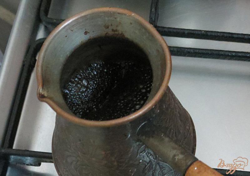 Фото приготовление рецепта: Кофе с шоколадом и молоком шаг №4