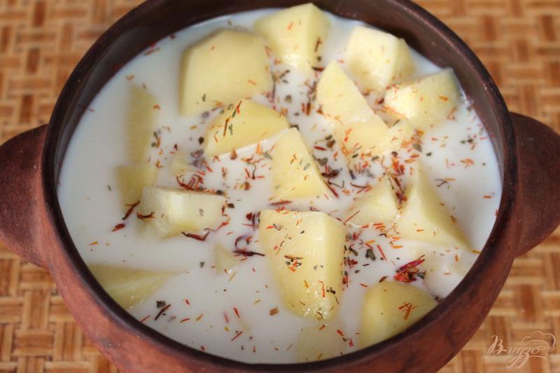 Фото приготовление рецепта: Картофель с яблоком запеченный в горшочке шаг №4