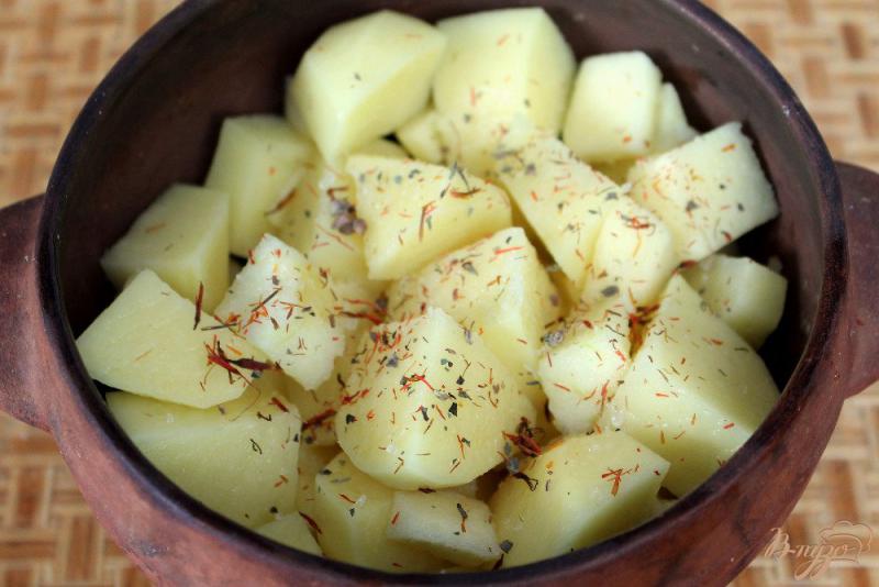Фото приготовление рецепта: Картофель с яблоком запеченный в горшочке шаг №3