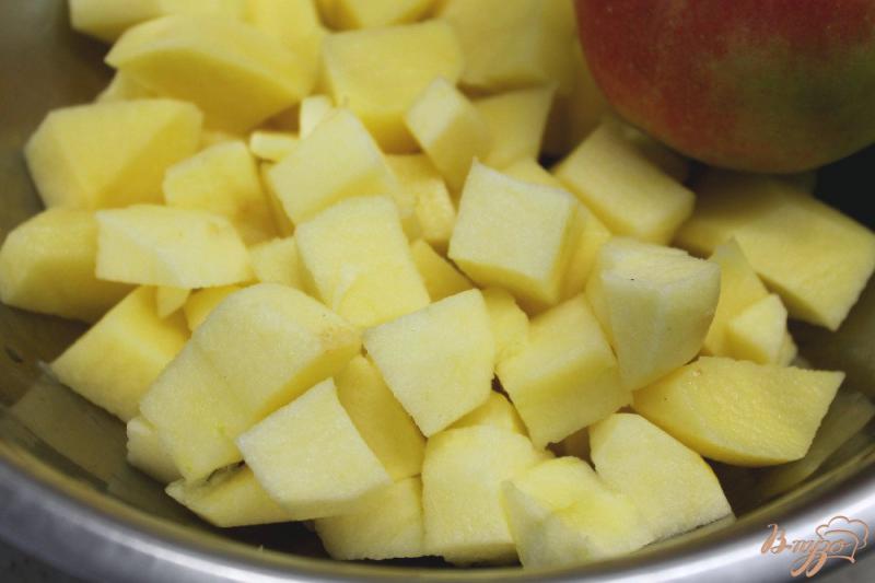 Фото приготовление рецепта: Картофель с яблоком запеченный в горшочке шаг №2
