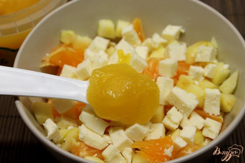 Фото приготовление рецепта: Фруктовый салат с адыгейским сыром и медом шаг №4