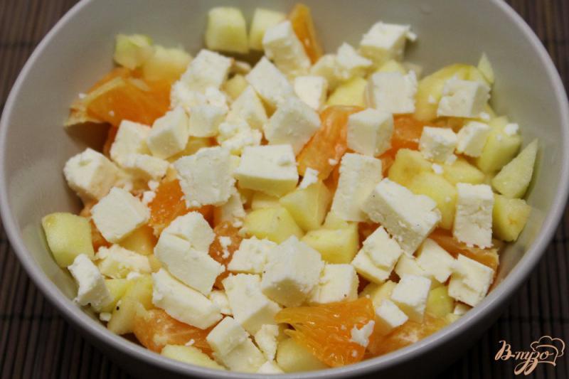 Фото приготовление рецепта: Фруктовый салат с адыгейским сыром и медом шаг №3