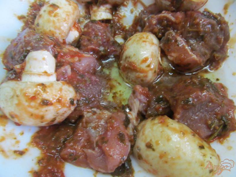 Фото приготовление рецепта: Шашлык из свинины с грибами и картофелем шаг №2