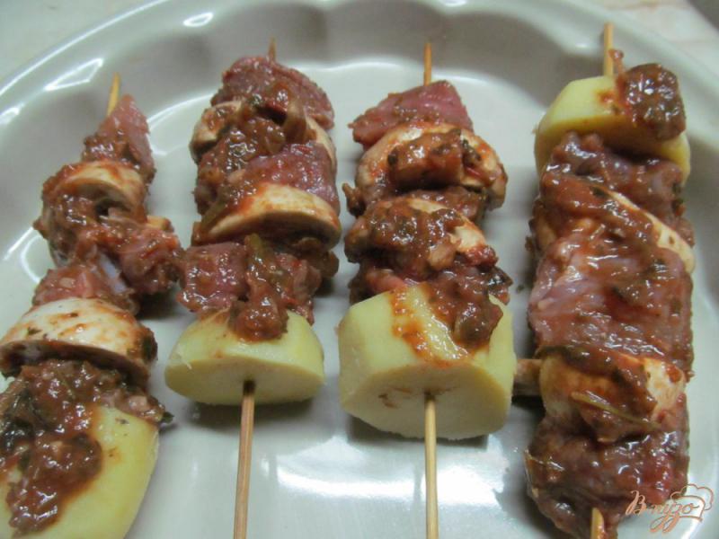 Фото приготовление рецепта: Шашлык из свинины с грибами и картофелем шаг №4