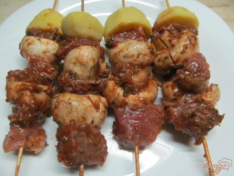 Фото приготовление рецепта: Шашлык из свинины с грибами и картофелем шаг №3