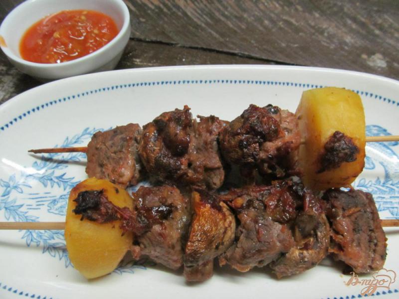 Фото приготовление рецепта: Шашлык из свинины с грибами и картофелем шаг №6