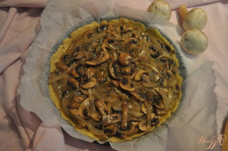 Фото приготовление рецепта: Пирог с грибами шаг №5
