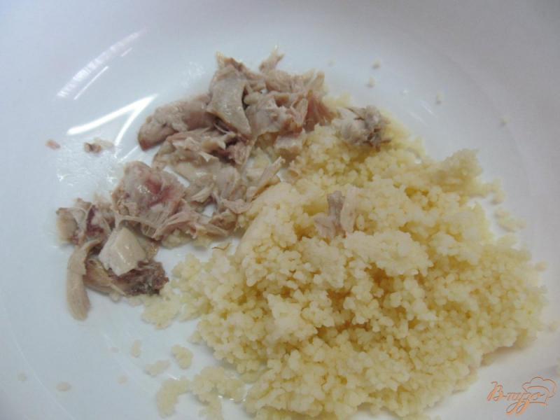 Фото приготовление рецепта: Салат с кус-кусом и шампиньоном шаг №2