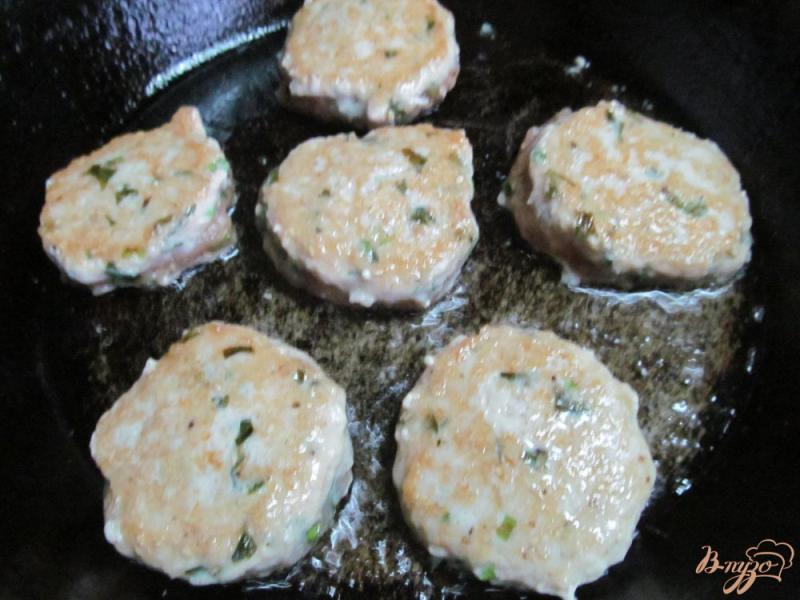 Фото приготовление рецепта: Котлеты куриные с кунжутом по-тайски шаг №7