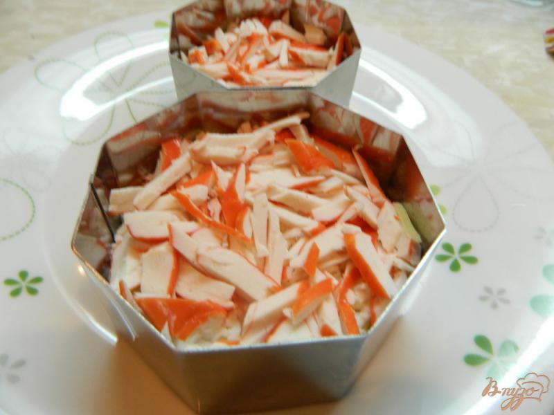 Фото приготовление рецепта: Праздничный крабовый салат шаг №6