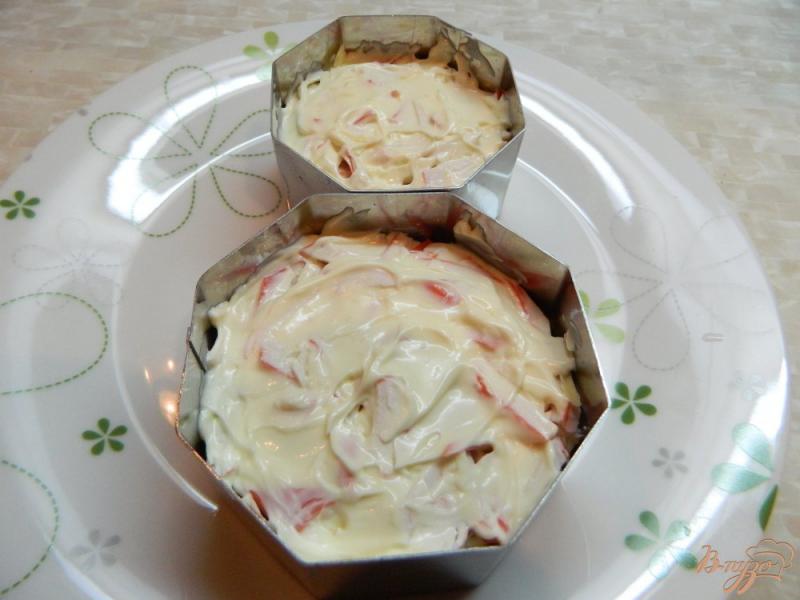 Фото приготовление рецепта: Праздничный крабовый салат шаг №7