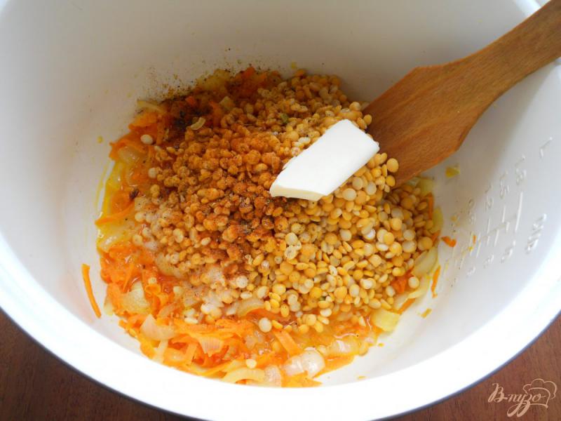 Фото приготовление рецепта: Каша гороховая с луком и морковью в мультиварке шаг №3