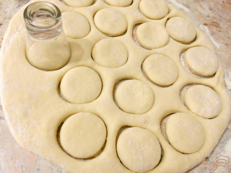 Фото приготовление рецепта: Дрожжевые пончики с джемом шаг №6
