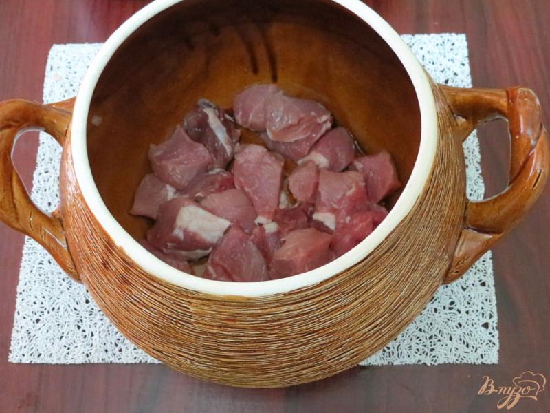 Фото приготовление рецепта: Свинина томлённая с овощами в горшочке шаг №4