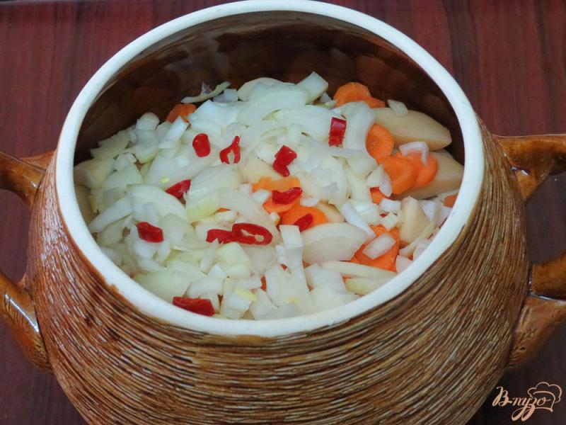 Фото приготовление рецепта: Свинина томлённая с овощами в горшочке шаг №7