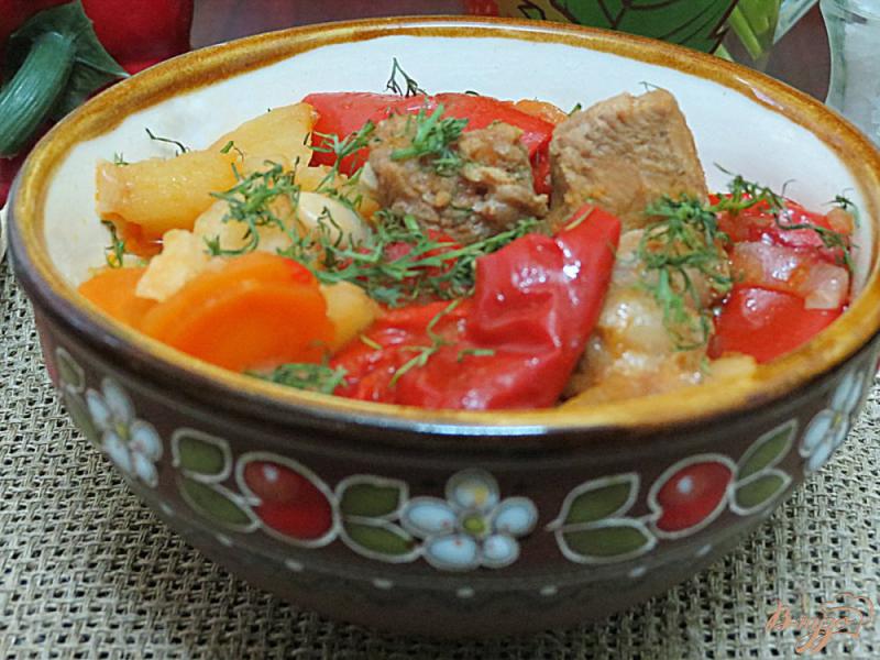 Фото приготовление рецепта: Свинина томлённая с овощами в горшочке шаг №11