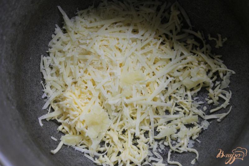 Фото приготовление рецепта: Соус сырный с рокфором шаг №2