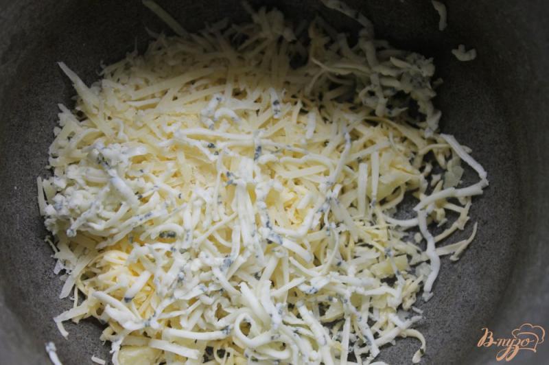 Фото приготовление рецепта: Соус сырный с рокфором шаг №3