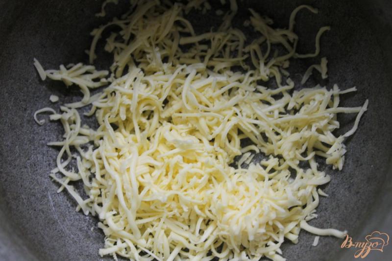 Фото приготовление рецепта: Соус сырный с рокфором шаг №1