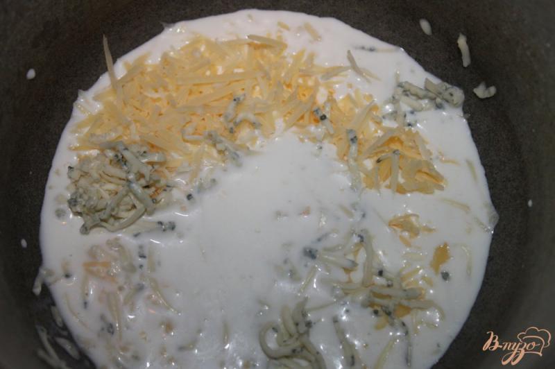 Фото приготовление рецепта: Соус сырный с рокфором шаг №4