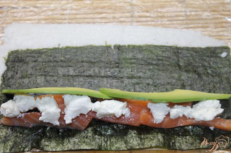 Фото приготовление рецепта: Сырный ролл с авокадо и лососем шаг №4