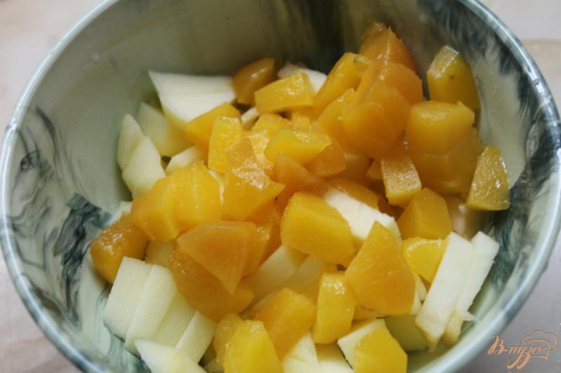 Фото приготовление рецепта: Штрудель с яблоками и персиком шаг №2