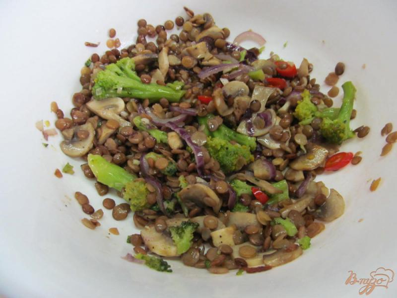 Фото приготовление рецепта: Салат с чечевицей и овощами шаг №5