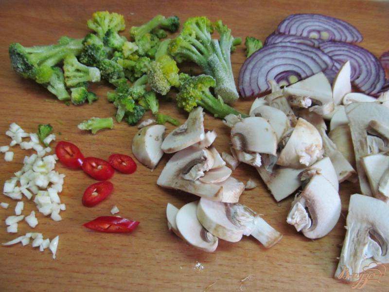 Фото приготовление рецепта: Салат с чечевицей и овощами шаг №2