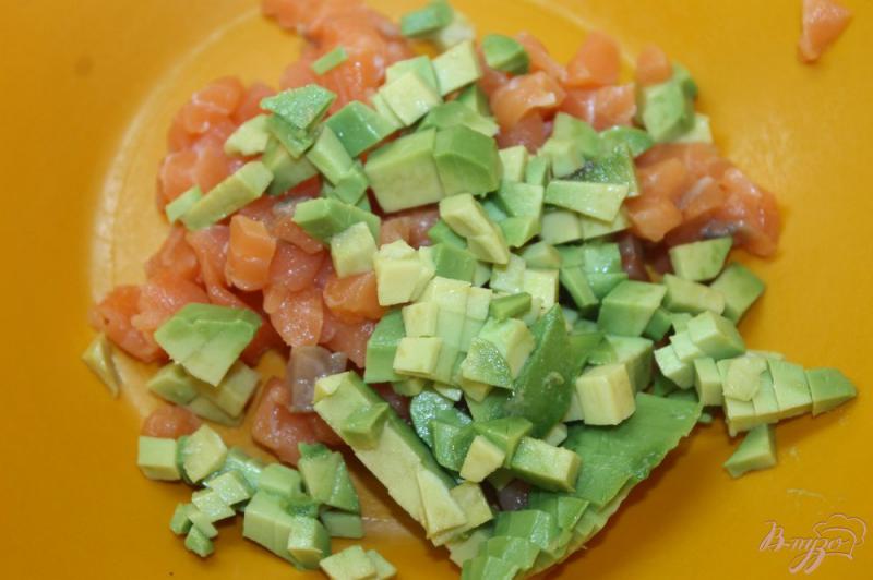 Фото приготовление рецепта: Тар - тар из лосося с авокадо на чиабатте шаг №2