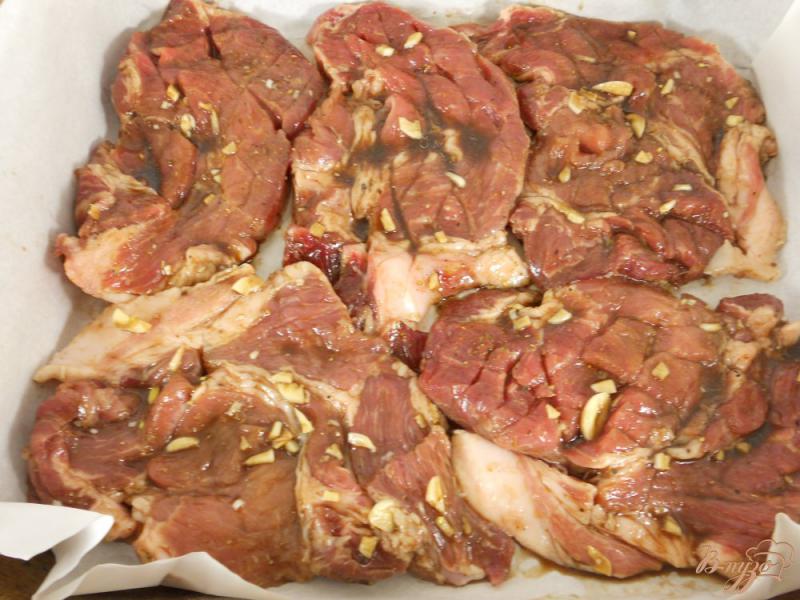 Фото приготовление рецепта: Свинина запеченная в фольге с бальзамическим уксусом шаг №5