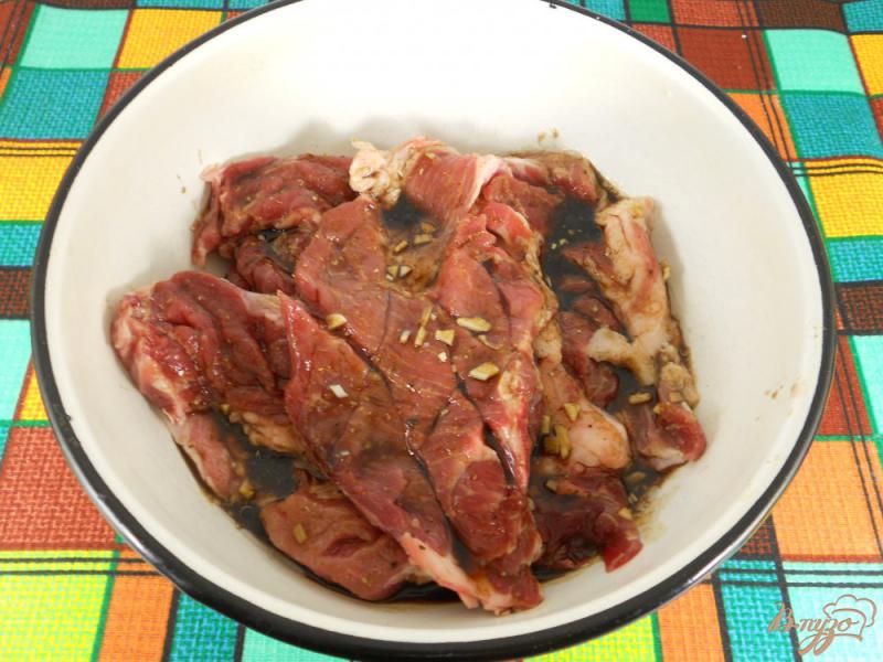 Фото приготовление рецепта: Свинина запеченная в фольге с бальзамическим уксусом шаг №4
