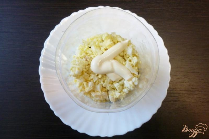 Фото приготовление рецепта: Салат с рисом, грибами и маринованными огурцами шаг №3