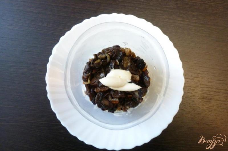 Фото приготовление рецепта: Салат с рисом, грибами и маринованными огурцами шаг №2