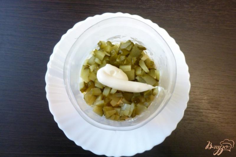 Фото приготовление рецепта: Салат с рисом, грибами и маринованными огурцами шаг №4