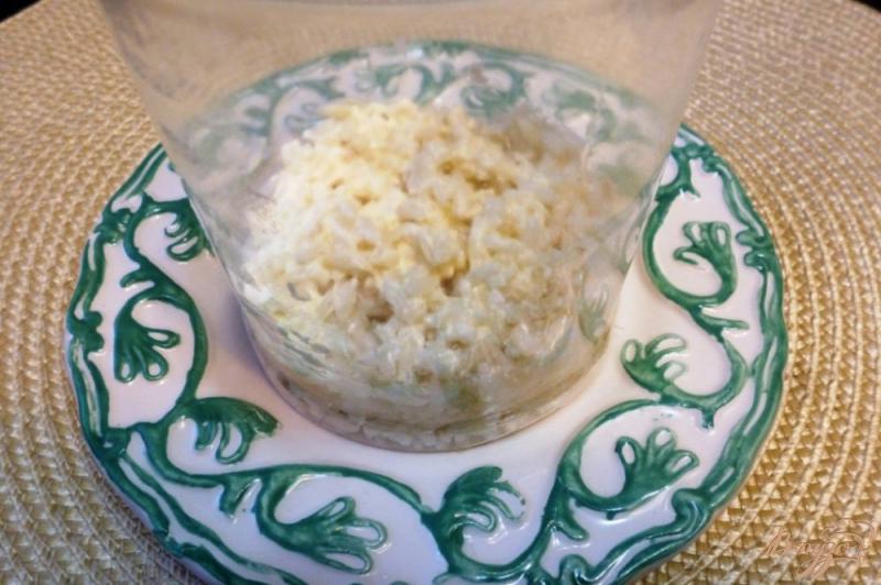 Фото приготовление рецепта: Салат с рисом, яблоком и рыбной консервой шаг №2