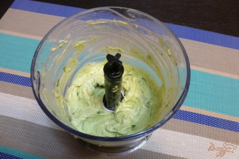 Фото приготовление рецепта: Соус из авокадо и сметаны шаг №3