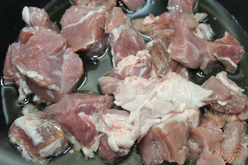 Фото приготовление рецепта: Плов со свиным ошейком в мультиварке шаг №3