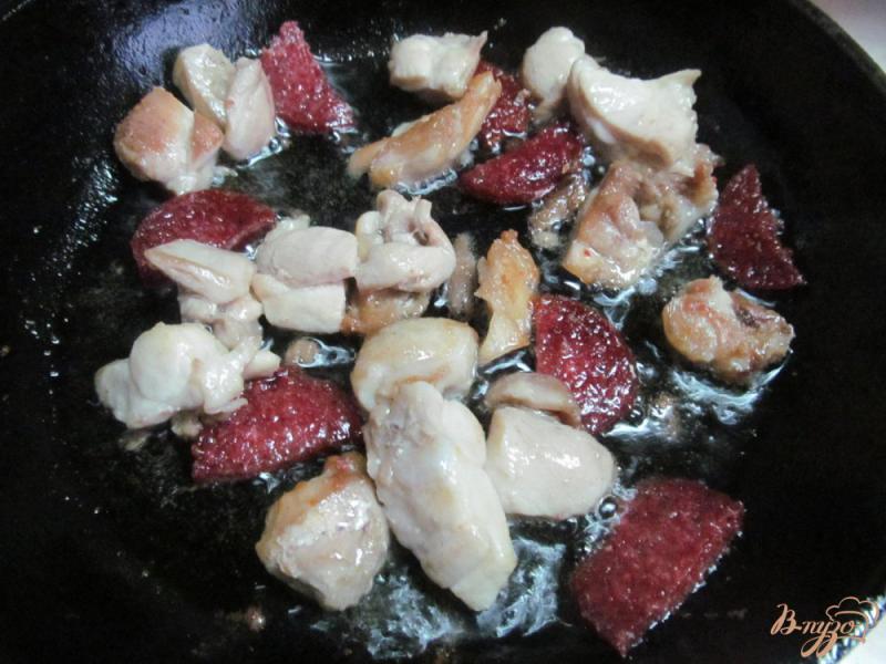 Фото приготовление рецепта: Паэлья с курицей колбасой и мидиями шаг №3