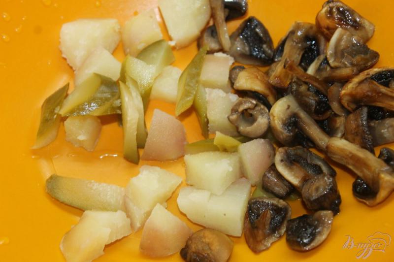Фото приготовление рецепта: Теплый салат с грибами, ветчиной и сухариками шаг №3