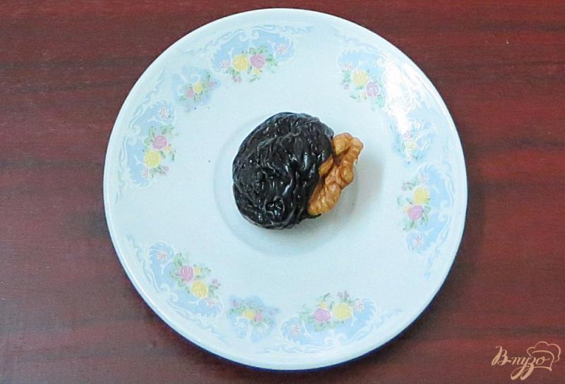 Фото приготовление рецепта: Чернослив в шоколаде шаг №2