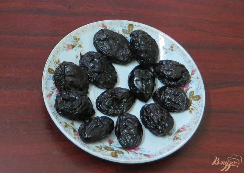 Фото приготовление рецепта: Чернослив в шоколаде шаг №3