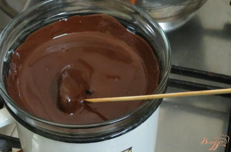 Фото приготовление рецепта: Чернослив в шоколаде шаг №7